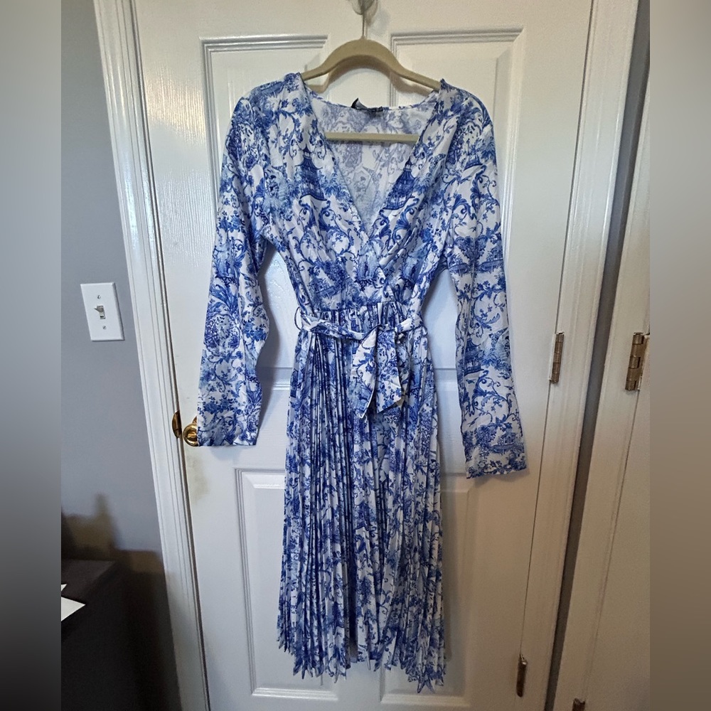 Size 10 Brand new, tags still on! blue and white floral long sleeve dress